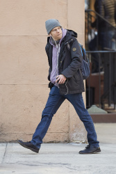 Jesse Eisenberg - seen running errands in the West Village, NYC on April 2, 2015 - 5xHQ RwtUxY1m