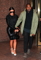 Kim Kardashian and Kanye West - Out and about in New York City, 8 января 2015 (54xHQ) TJhXD5sz