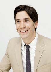 Justin Long - "Going The Distance" press conference portraits by Armando Gallo (Los Angeles, August 13, 2010) - 7xHQ TV0yvRLr