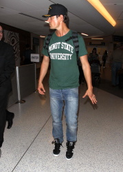 Josh Duhamel - Josh Duhamel - Arriving at LAX Airport in LA - April 23, 2015 - 24xHQ UBo1Jvwj