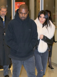 Kim Kardashian и Kanye West - Arriving at JFK airport in New York, 7 января 2015 (63xHQ) UNnXjZCB