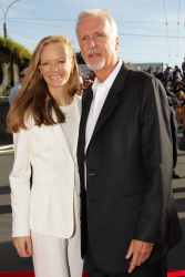Suzy Amis & James Cameron - 'The Hobbit An Unexpected Journey' World Premiere at Embassy Theatre in Wellington, New Zealand - November 28. 2012 - 3xHQ Ub5hOe7Q