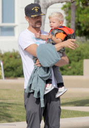 Josh Duhamel - Park with his son in Santa Monica (2015.05.26) - 25xHQ Uw5lEvA5