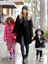 Jessica Alba - Shopping with her daughters in Los Angeles, 10 января 2015 (89xHQ) UzySNa6M