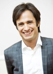 Gael Garcia Bernal - "Letters to Juliet" press conference portraits by Armando Gallo (Verona, May 2, 2010) - 14xHQ WB6xMfcp