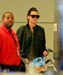 Kendall Jenner - Arriving at LAX airport, 2 января 2015 (55xHQ) WfdWP49E