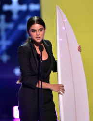 Selena Gomez - At the FOX's 2014 Teen Choice Awards, August 10, 2014 - 393xHQ WsC8JNbj