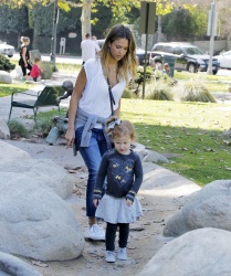 Jessica Alba - Jessica and her family spent a day in Coldwater Park in Los Angeles (2015.02.08.) (196xHQ) XFEkEB5Z
