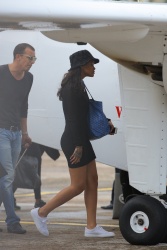 Rihanna - Boarding a private jet in Saint Barthélemy, 4 января 2015 (11xHQ) XzVkqUxe