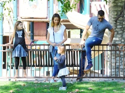 Jessica Alba - Jessica and her family spent a day in Coldwater Park in Los Angeles (2015.02.08.) (196xHQ) Y2pHxVIS
