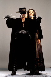 Catherine Zeta Jones - Catherine Zeta-Jones, Antonio Banderas, Anthony Hopkins - постеры и промо стиль к фильму "The Mask of Zorro (Маска Зорро)", 1998 (23хHQ) YYDE1njA