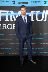 Theo James - на премьере фильма 'Divergent' at Sony Centre, Берлин, 1 апреля 2014 (129xHQ) YhGy2llz