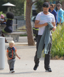 Josh Duhamel - Park with his son in Santa Monica (2015.05.26) - 25xHQ YyS7C2Dq